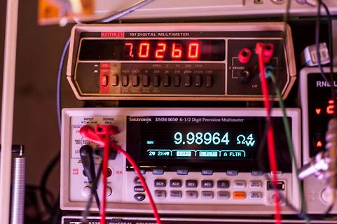 Zwei digitale Multimeter in einer Werkstatt