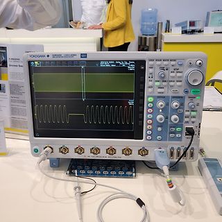 Yokogawa Oszilloskop mit Messaufbau auf Tisch