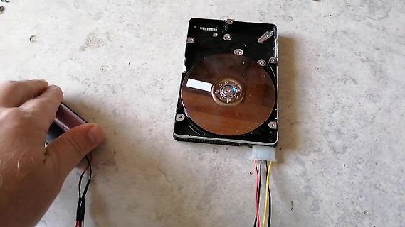 geöffneter Festplatten-Mechanismus mit Kabeln