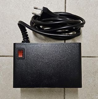 Schwarzes Netzteil mit Schalter und Netzkabel