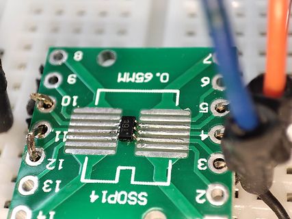 Nahaufnahme einer Leiterplatte mit integriertem Chip