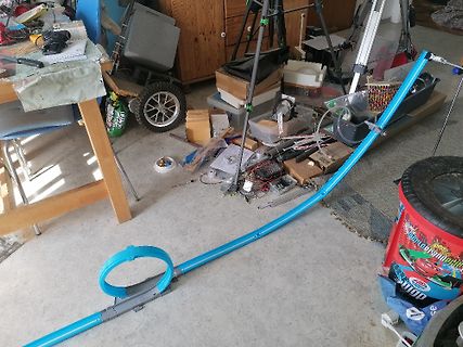 Unordnung in einer Werkstatt mit Werkzeugen und Kleinteilen