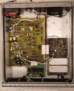 Innenansicht eines elektronischen Geräts mit mehreren Leiterplatten