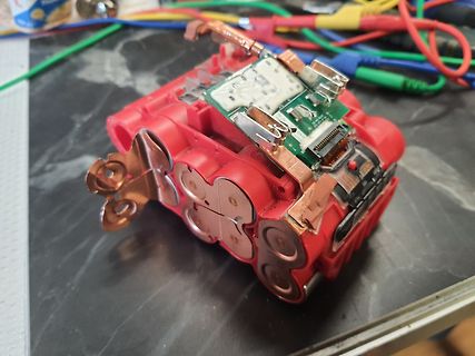 Offenes elektronisches Gerät mit Kupferkühlern und Platine