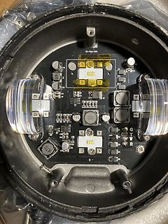 Foto einer bestückten Leiterplatte in einem Gehäuse