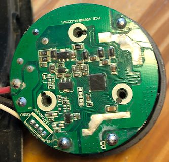 Runde grüne Leiterplatte mit elektronischen Bauteilen