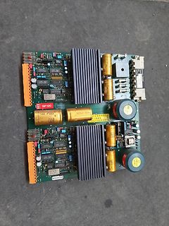 Leiterplatte eines Schaltnetzteils mit Kondensatoren und Kühlkörpern