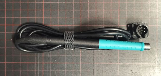 Kabel mit Rundstecker und blauem Isoliersegment