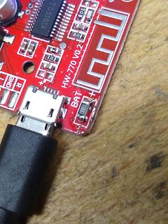 Nahaufnahme einer roten Leiterplatte mit USB-Anschluss