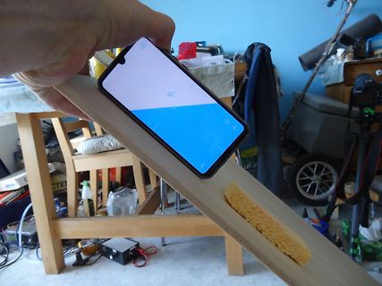 Smartphone auf Holzbrett in Werkstatt