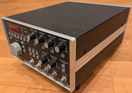 Funktionsgenerator mit Drehreglern und Display