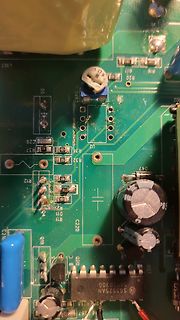 Nahaufnahme einer Leiterplatte mit elektronischen Bauteilen