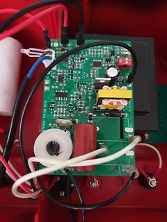 Bestückte Leiterplatte eines Netzteils mit Kabeln