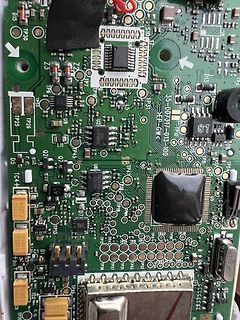 Nahaufnahme einer Leiterplatte mit elektronischen Bauteilen