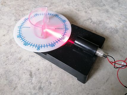 Messaufbau mit Laser und Gradskala