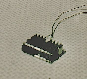 Kleiner elektronischer Aufbau mit Drähten
