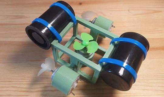 DIY-Modell eines Flugzeugs mit Motoren und Propellern