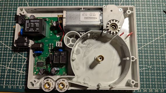 Innenansicht eines elektrischen Motors mit Steuerplatine