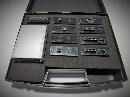Set aus verschiedenen Anschlussmodulen in einem Koffer