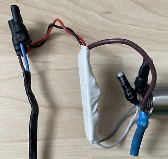 Verdrahtung mit Steckverbindern und Isolierband