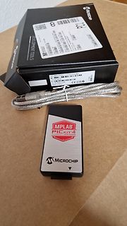 Microchip MPLAB PICkit 4 In-Circuit Debugger mit Verpackung und Kabel