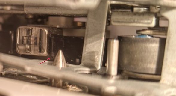 Nahaufnahme von mechanischen Bauteilen und Metallstrukturen