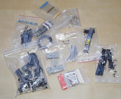 Verschiedene elektronische Bauteile in Plastikbeuteln