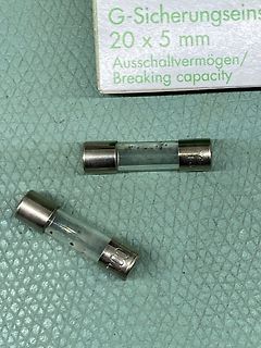 Zwei Glassicherungen und Verpackung