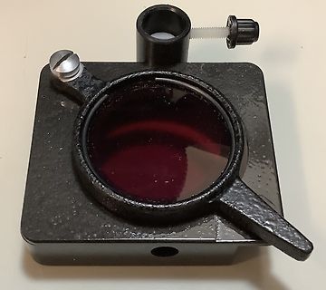 Optisches Bauteil mit rotem Filter