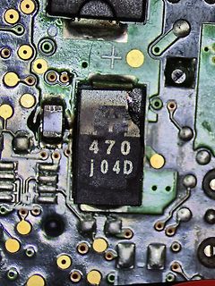 Makroaufnahme eines elektronischen Bauteils auf Leiterplatte