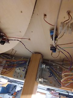 Freie Verdrahtung und Montage auf Holzbrett