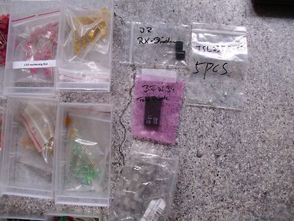 Verschiedene elektronische Bauteile in Plastikbeuteln