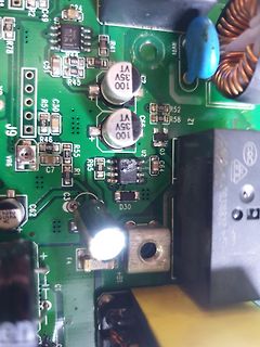 Nahaufnahme einer Leiterplatte mit elektronischen Bauteilen