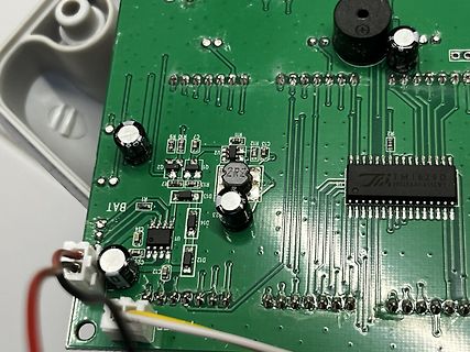 Nahaufnahme einer grünen Leiterplatte mit elektronischen Bauteilen