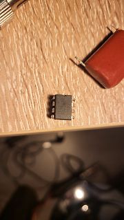 Elektronikbauteile auf Holzuntergrund