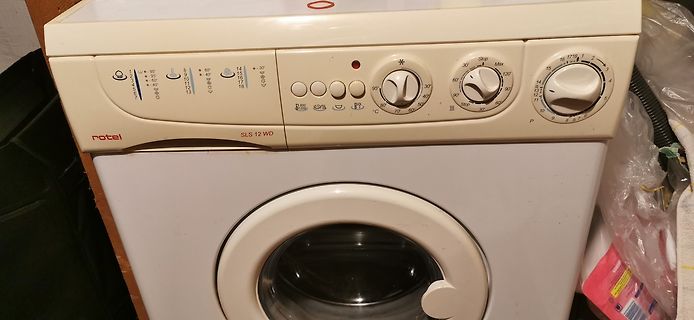 Weiße Waschmaschine mit Bedienfeld