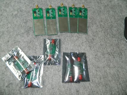 Mehrere kleine grüne Leiterplatten und in Folie verpackte Module