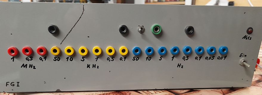 Frontansicht eines elektronischen Testgeräts mit Buchsen