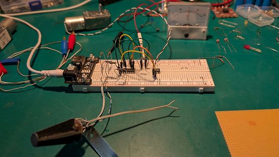 Aufbau auf einem Breadboard mit Mikrocontroller und Messgeräten