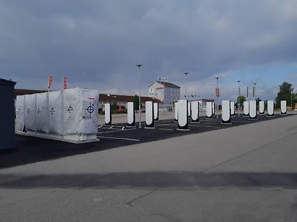 Parkplatz mit großen weißen Säulen und verpackten Gütern