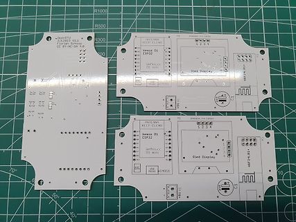 Zwei weiße Leiterplatten mit Bestückungsdruck