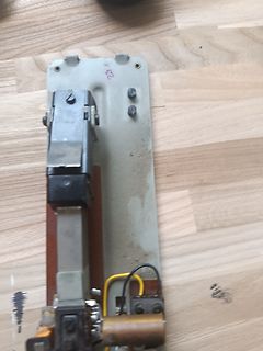 Mechanische Bauteile und Leiterplatte auf Holzuntergrund