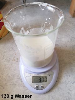 Becherglas auf digitaler Waage