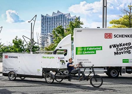 Lastenrad und DB Schenker LKW vor Elbphilharmonie