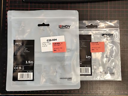 Zwei Lindy USB-Kabel in Verpackungen