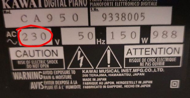 Typenschild eines Kawai Digitalpianos