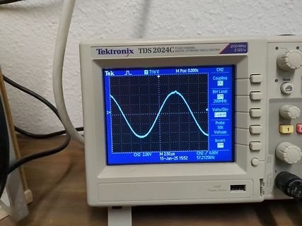 Tektronix TDS 2024C Oszilloskop mit Sinuswelle