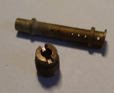 Messingbauteile auf weißem Untergrund