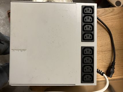 Weißes Gehäuse mit Steckdosenleiste und Netzkabel