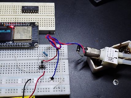 Mikrocontroller-Aufbau mit Motor auf Breadboard